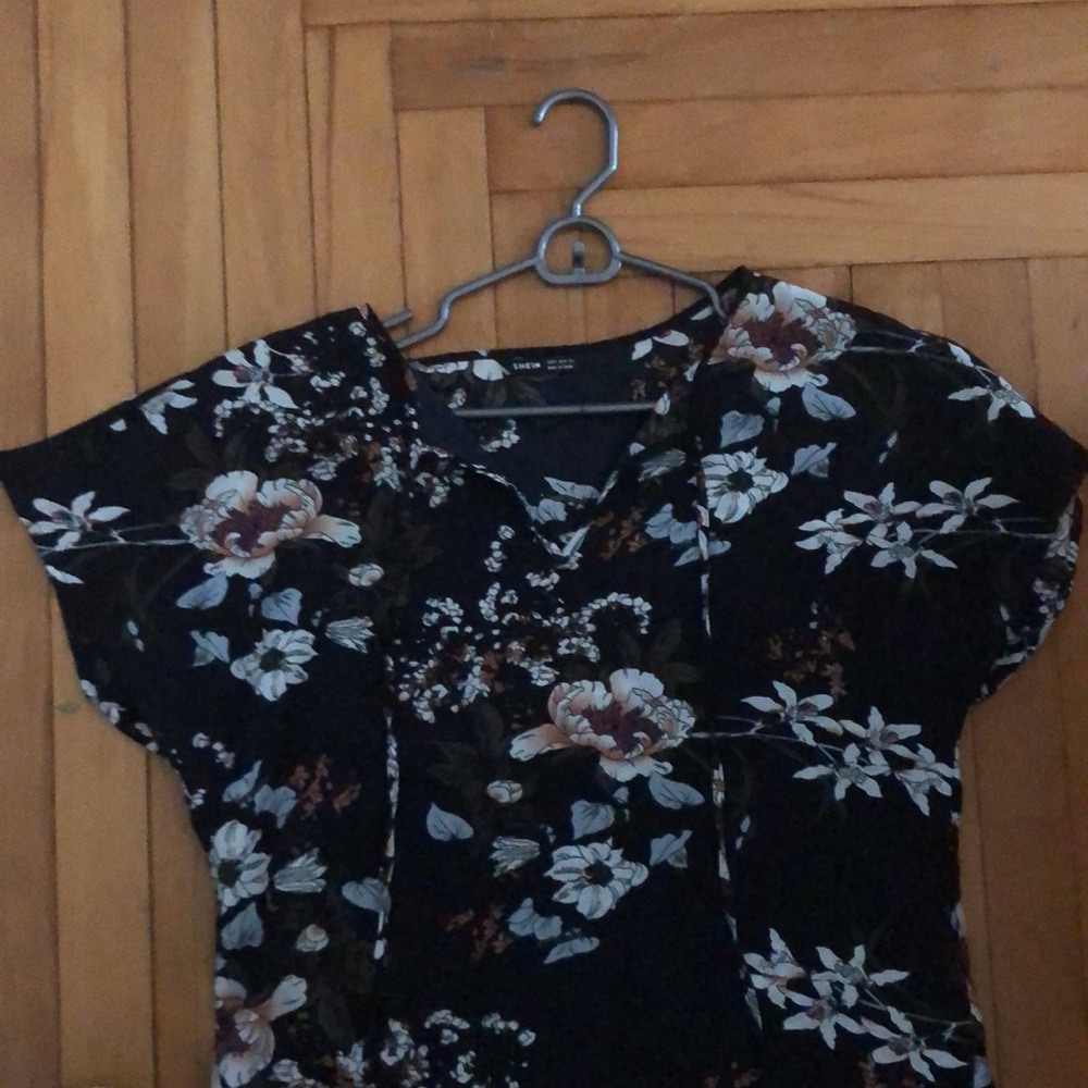 Women’s floral shirt size medium